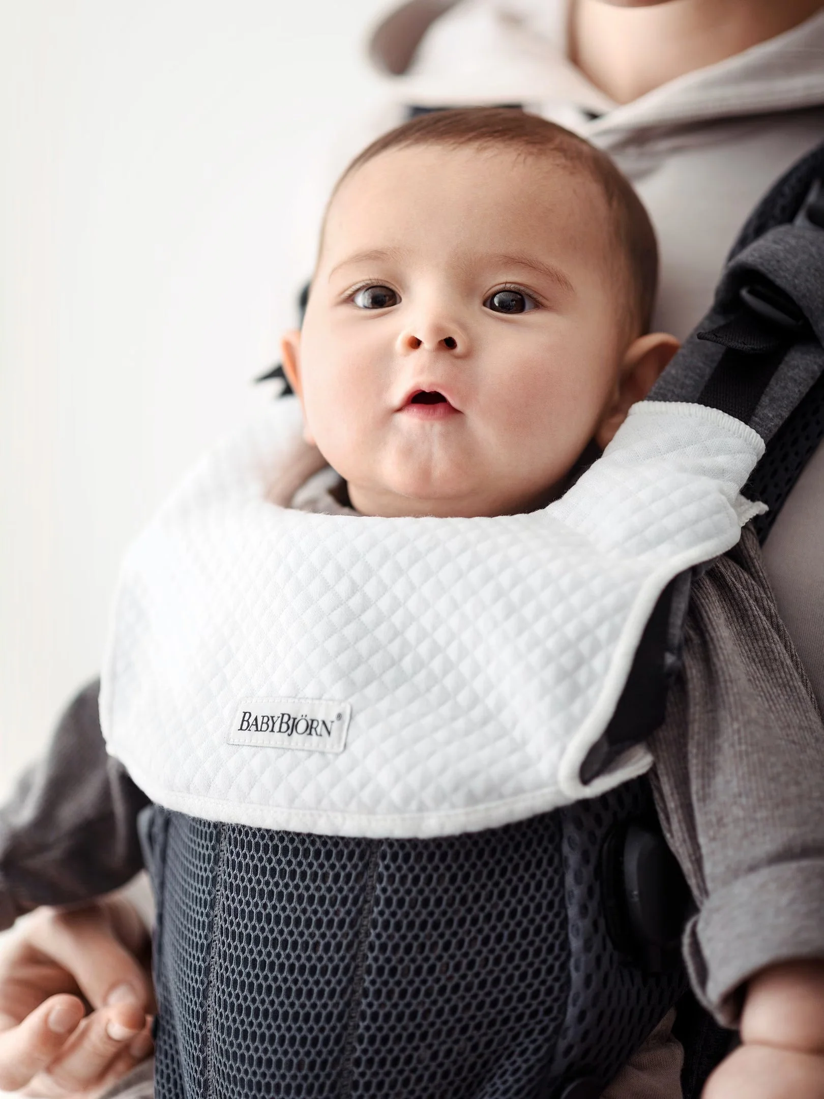BabyBjörn Bib for Baby Carrier Harmony - Image 3
