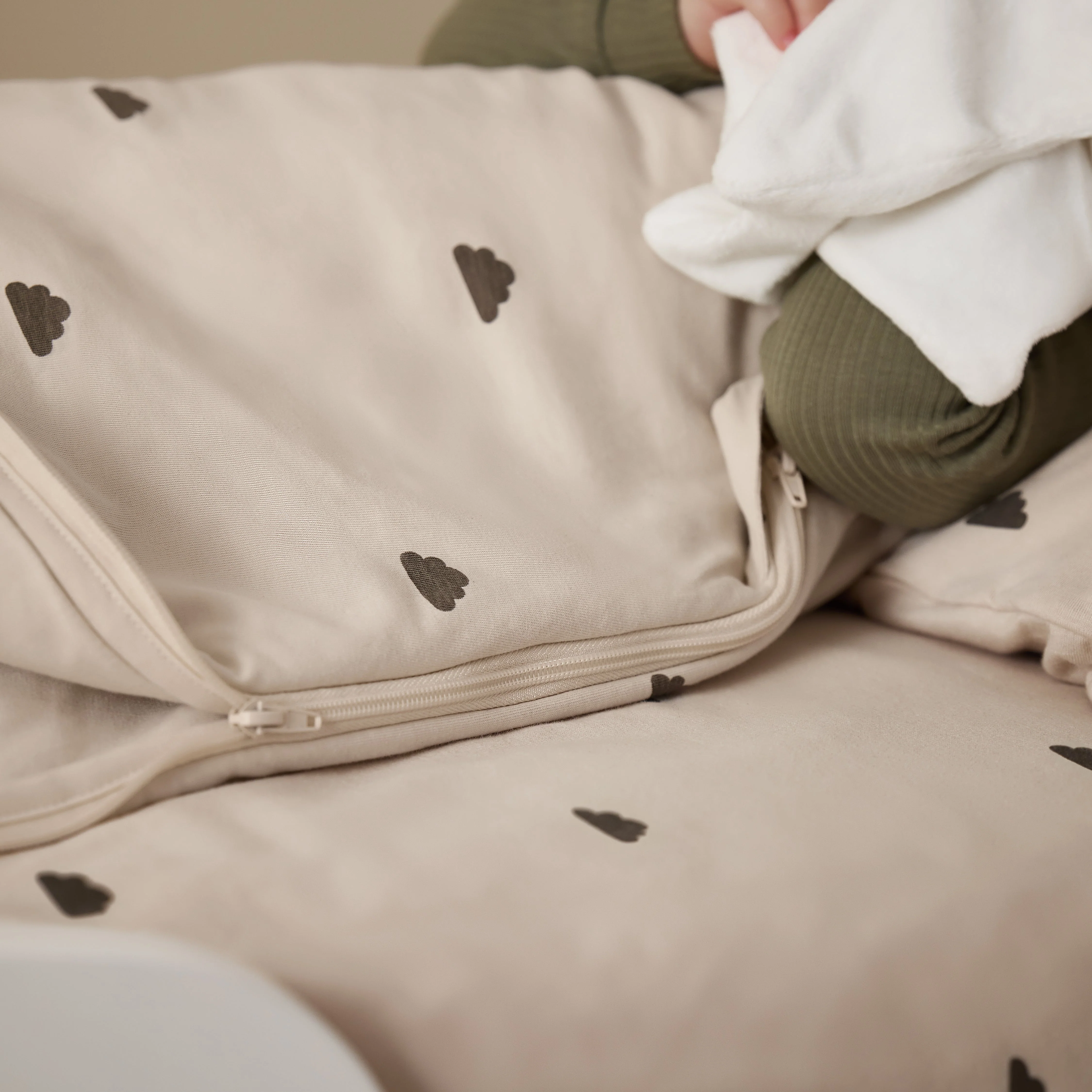 Snuz SnuzPouch Sleeping Bag - Sand Cloud - Image 9