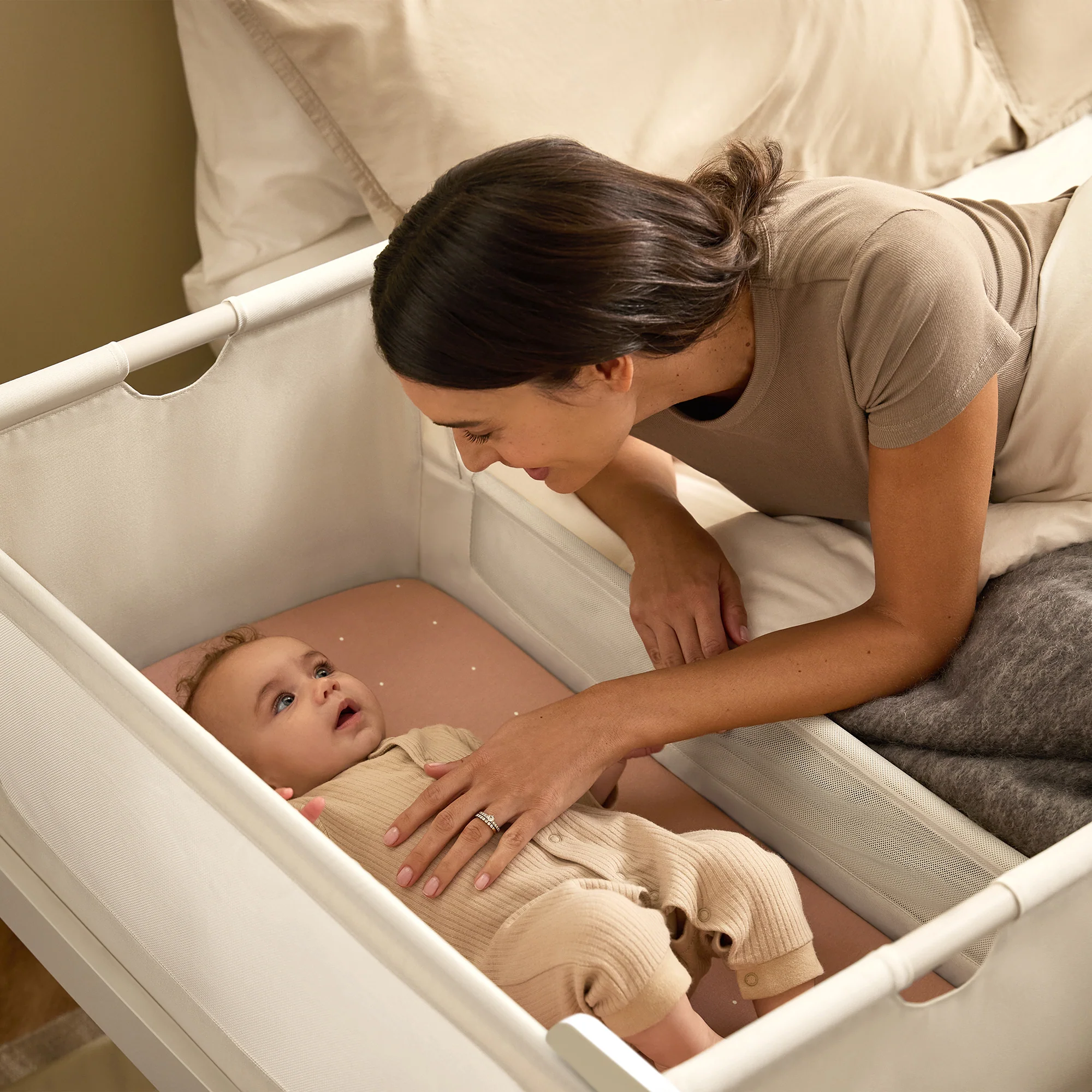 Snuz SnuzPod5 Bedside Bassinet - Cashmere - Image 2